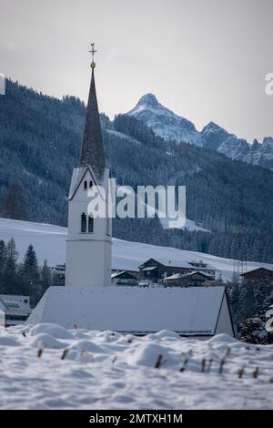 Vista panoramica della splendida montagna delle meraviglie invernali nelle Alpi con la chiesa di pellegrinaggio di Maria Gern e la famosa cima Watzmann nel Foto Stock