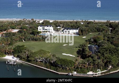 Nonostante le ultime notizie che i piani di costruire Tiger Woods $1,1 miliardi di Dubai campo da golf sono stati arrestati a tempo indeterminato, sembra che almeno parte del suo impero immobiliare è in via di completamento. Tiger's stordling 10.000sq piedi stordimento palazzo sembra essere ottenere i tocchi finali e secondo lo sportivo, lui 'non può aspettare di scendere lì'. La tenuta che si trova sull'acqua ha un proprio campo da golf, una piscina a corsie, una seconda piscina per immersioni e una vasca idromassaggio. Tiger sembra aver prestato attenzione all'ambiente con pannelli solari sul tetto. Il pacco di 2 acri si trova tra gli Intracoas Foto Stock