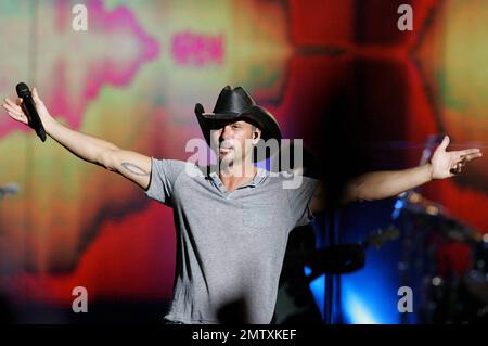Il cantante country Tim McGraw si esibisce dal vivo all'anfiteatro Cruzan durante il suo tour Southern Voice e più tardi si esibisce mentre le sue figlie Gracie, Maggie e e Audrey si divertono a cantare sul palco. Recentemente Tim e la moglie, la cantante del paese Faith Hill, hanno visitato una zona danneggiata dalle inondazioni di Nashville, Tennessee, la città che chiamano casa, e sono rimasti sconvolti per la distruzione provocata. La scorsa settimana le tempeste hanno colpito il Tennessee, il Mississippi e il Kentucky causando un'alluvione devastante. West Palm Beach, Florida. 05/08/10. Foto Stock