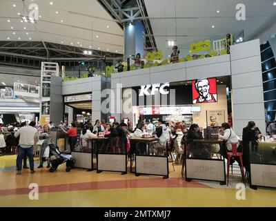 Immagine orizzontale del locale e terrazza con tavoli della catena di fast food di pollo KFC nel centro commerciale H2Ocio a Rivas Vaciamadrid. Foto Stock