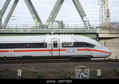 Un GHIACCIO attraversa Koeln Deutz, in partenza, treno in arrivo, ICE, Intercity Express, Treno espresso, treno ad alta velocità, DB, Die Bahn, sulla 01/30/2023 Foto Stock