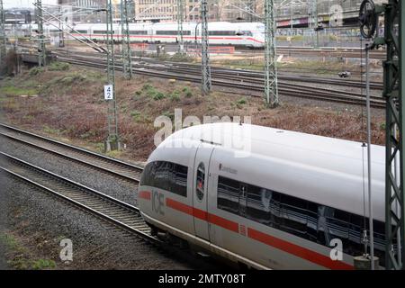 Un GHIACCIO attraversa Koeln Deutz, in partenza, treno in arrivo, ICE, Intercity Express, Treno espresso, treno ad alta velocità, DB, Die Bahn, sulla 01/30/2023 Foto Stock