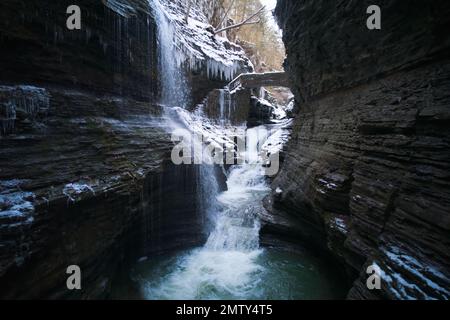 una cascata di cascate all'interno di una caverna. rainbow cade nel parco statale watkins glen di new york Foto Stock