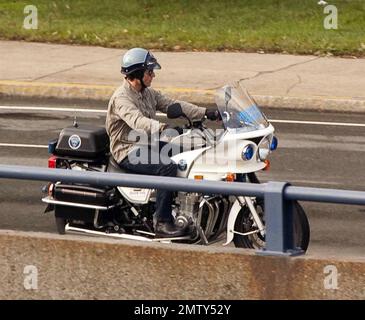 Tom Cruise Films una scena per il suo film Wichita in sella a una moto di pattuglia autostradale a Charlestown, ma. 10/10/09. Foto Stock