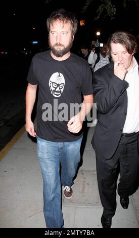 Attore e comico Tom Green, si dirige al Crown Bar con un amico. Green, una volta sposato con Drew Barrymore, attualmente ospita il talk show su Internet "Tom Green's House Tonight". Los Angeles, California. 8/13/08. Foto Stock