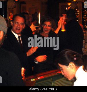 Esclusivo!! Tom Hanks spara craps a Las Vegas con Faith Hill. Anche sua moglie Rita Wilson e Tim McGraw erano al tavolo, Las Vegas, Nevada, 11/19/05 Foto Stock