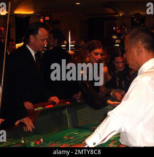 Esclusivo!! Tom Hanks spara craps a Las Vegas con Faith Hill. Anche sua moglie Rita Wilson e Tim McGraw erano al tavolo, Las Vegas, Nevada, 11/19/05 Foto Stock