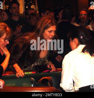 Esclusivo!! Tom Hanks spara craps a Las Vegas con Faith Hill. Anche sua moglie Rita Wilson e Tim McGraw erano al tavolo, Las Vegas, Nevada, 11/19/05 Foto Stock