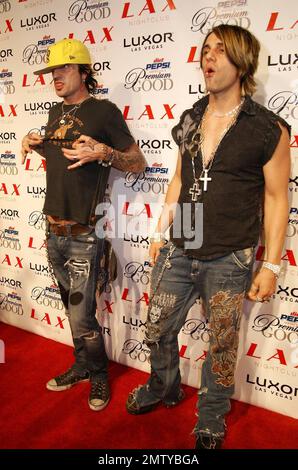 Bad boy ROCKER Tommy Lee si accende sul tappeto rosso con Criss Angel e i possibili primi segni di un occhio nero dopo la sua presunta lotta con Kid Rock al MTV VMA Awards al Palms Hotel and Casino. Lee è stato scortato fuori dall'auditorium dopo essere entrata nell'altercatione con il suo rivale. La sicurezza di MTV apparantly ha dovuto romperli in su. Entrambi gli uomini sono ex mariti di Baywatch Babe Pamela Anderson. Il feudo in corso ha portato la polizia a interrogare Kid Rock nella sua stanza d'albergo dopo la truffa. Las Vegas, Nevada. 9/9/07. Foto Stock