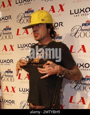 Bad boy ROCKER Tommy Lee si accende sul tappeto rosso con Criss Angel e i possibili primi segni di un occhio nero dopo la sua presunta lotta con Kid Rock al MTV VMA Awards al Palms Hotel and Casino. Lee è stato scortato fuori dall'auditorium dopo essere entrata nell'altercatione con il suo rivale. La sicurezza di MTV apparantly ha dovuto romperli in su. Entrambi gli uomini sono ex mariti di Baywatch Babe Pamela Anderson. Il feudo in corso ha portato la polizia a interrogare Kid Rock nella sua stanza d'albergo dopo la truffa. Las Vegas, Nevada. 9/9/07. Foto Stock