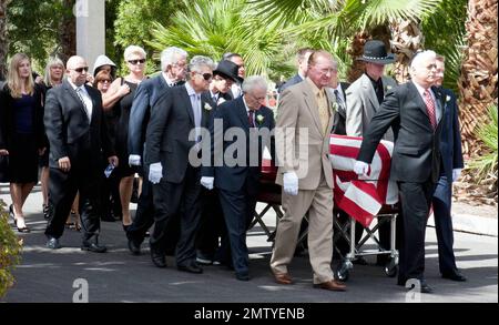 Amici e familiari piangono la morte del leggendario attore Tony Curtis durante i suoi funerali, che includevano onorificenze militari. I partecipanti ai servizi includevano la figlia Jamie Lee Curtis e la figlia Annie, la moglie Jill Curtis, il governatore della California Arnold Schwarzenegger, l'ex star del cinema adulto Ron Jeremy e Phyllis McGuire delle sorelle McGuire. Las Vegas, Nevada. 10/4/10. Foto Stock