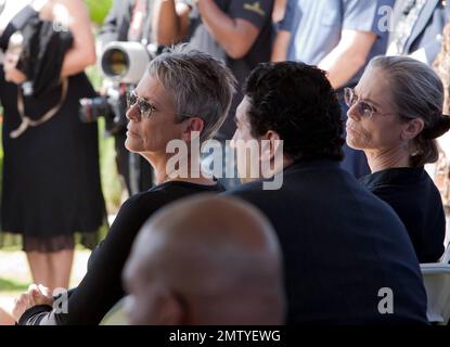 Amici e familiari piangono la morte del leggendario attore Tony Curtis durante i suoi funerali, che includevano onorificenze militari. I partecipanti ai servizi includevano la figlia Jamie Lee Curtis e la figlia Annie, la moglie Jill Curtis, il governatore della California Arnold Schwarzenegger, l'ex star del cinema adulto Ron Jeremy e Phyllis McGuire delle sorelle McGuire. Las Vegas, Nevada. 10/4/10. . Foto Stock