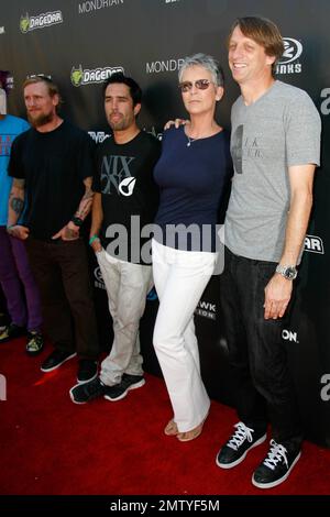 Jamie Lee Curtis e Tony Hawk al 8th° evento annuale Stand Up for Skateparks della Tony Hawk Foundation tenutosi presso la Green Acres Estate. Beverly Hills, California. 2nd ottobre 2011. Foto Stock