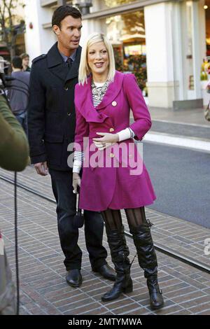 Tori Spelling e il co-ospite Jeff Lewis intervistano gli acquirenti al centro commerciale Grove e persino provano alcuni biscotti di festa mentre si assettono per il loro nuovo talk show. I due hanno girato l'episodio pilota dello spettacolo, che è impostato per essere una versione talk-show del sitcom hit 'Will & Grace,' all'inizio di questo mese ed è destinato ad aria su ABC. Los Angeles, California. 11/29/10. Foto Stock