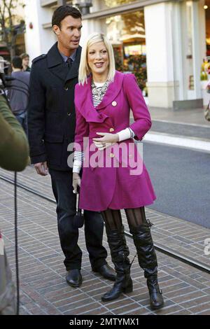 Tori Spelling e il co-ospite Jeff Lewis intervistano gli acquirenti al centro commerciale Grove e persino provano alcuni biscotti di festa mentre si assettono per il loro nuovo talk show. I due hanno girato l'episodio pilota dello spettacolo, che è impostato per essere una versione talk-show del sitcom hit 'Will & Grace,' all'inizio di questo mese ed è destinato ad aria su ABC. Los Angeles, California. 11/29/10. Foto Stock