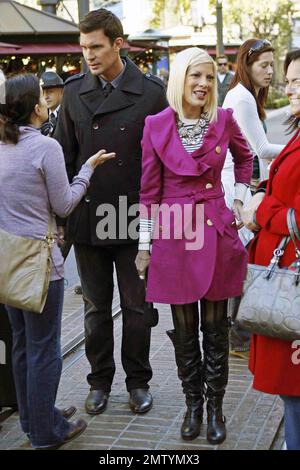 Tori Spelling e il co-ospite Jeff Lewis intervistano gli acquirenti al centro commerciale Grove e persino provano alcuni biscotti di festa mentre si assettono per il loro nuovo talk show. I due hanno girato l'episodio pilota dello spettacolo, che è impostato per essere una versione talk-show del sitcom hit 'Will & Grace,' all'inizio di questo mese ed è destinato ad aria su ABC. Los Angeles, California. 11/29/10. Foto Stock