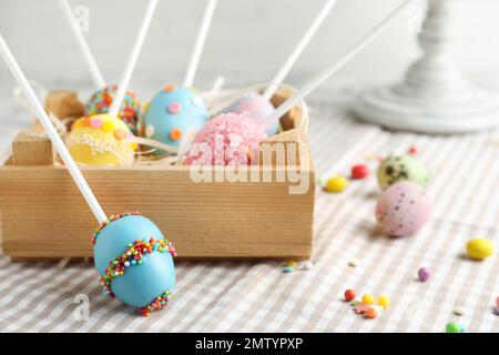 Deliziosi dolci paps in cassa di legno sul tavolo. Vacanze di Pasqua Foto Stock