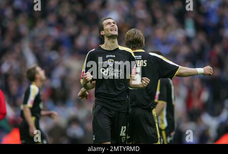 Rodger Johnson e Glen Loovens celebrano la vittoria della città di Cardiff su Barnsley nella semifinale di fa Cup allo stadio di Wembley il 6 aprile 2008 con un obiettivo a zero. Questa immagine è vincolata dalle restrizioni Dataco su come può essere utilizzata. SOLO USO EDITORIALE non utilizzare con audio, video, dati, elenchi di attrezzi, loghi di club/campionato o servizi "live" non autorizzati. Utilizzo online in-match limitato a 120 immagini, senza emulazione video. Non è consentito l'uso in scommesse, giochi o pubblicazioni per club/campionato/giocatore singolo Foto Stock