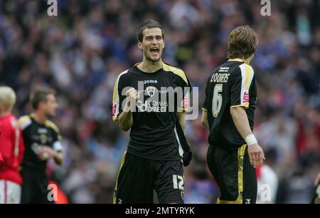 Rodger Johnson e Glen Loovens celebrano la vittoria della città di Cardiff su Barnsley nella semifinale di fa Cup allo stadio di Wembley il 6 aprile 2008 con un obiettivo a zero. Questa immagine è vincolata dalle restrizioni Dataco su come può essere utilizzata. SOLO USO EDITORIALE non utilizzare con audio, video, dati, elenchi di attrezzi, loghi di club/campionato o servizi "live" non autorizzati. Utilizzo online in-match limitato a 120 immagini, senza emulazione video. Non è consentito l'uso in scommesse, giochi o pubblicazioni per club/campionato/giocatore singolo Foto Stock