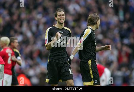 Rodger Johnson e Glen Loovens celebrano la vittoria della città di Cardiff su Barnsley nella semifinale di fa Cup allo stadio di Wembley il 6 aprile 2008 con un obiettivo a zero. Questa immagine è vincolata dalle restrizioni Dataco su come può essere utilizzata. SOLO USO EDITORIALE non utilizzare con audio, video, dati, elenchi di attrezzi, loghi di club/campionato o servizi "live" non autorizzati. Utilizzo online in-match limitato a 120 immagini, senza emulazione video. Non è consentito l'uso in scommesse, giochi o pubblicazioni per club/campionato/giocatore singolo Foto Stock