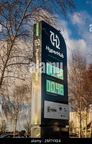 Cartello totem HyperHub presso una stazione di ricarica per veicoli elettrici di York vista contro un cielo blu. REGNO UNITO Foto Stock