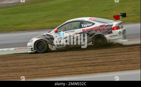 Alan Taylor si stacca dalla curva di Paddock Hill nella ghiaia su una pista bagnata a Brands Hatch alla guida della Honda integra Type-R durante la gara del campionato BTCC 2008 Foto Stock