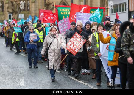 I membri della National Education Union e di altri sindacati partecipano a una marcia dalla Cattedrale Metropolitana all’Adelphi Hotel mentre si alleano contro i piani del Governo di una nuova legge, a Liverpool, Merseyside, Regno Unito mercoledì 1st febbraio, 2023 (Foto di Phil Bryan/Alamy Live News) Foto Stock