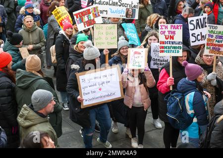 I membri della National Education Union e di altri sindacati partecipano a una marcia dalla Cattedrale Metropolitana all’Adelphi Hotel mentre si alleano contro i piani del Governo di una nuova legge, a Liverpool, Merseyside, Regno Unito mercoledì 1st febbraio, 2023 (Foto di Phil Bryan/Alamy Live News) Foto Stock