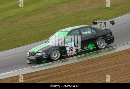 Jason Hughes su una pista bagnata a Brands Hatch alla guida della MG ZS per il Team KWR durante la gara del campionato BTCC 2008 Foto Stock