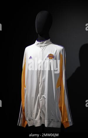 Kobe Bryant 2009 Finals NBA Los Angeles Lakers gioco indossato giacca calda, est. $50.000-$70.000, è previsto prima dell'asta a Sotheby's a New York, NY, il 1 febbraio 2023. Le aste Zenith di Sotheby sono caratterizzate da oggetti sportivi indossati dal gioco, con l'apertura di Zenith parte 1 per le gare d'appalto dal 2 al 9 febbraio. (Foto di Efren Landaos/Sipa USA) Foto Stock