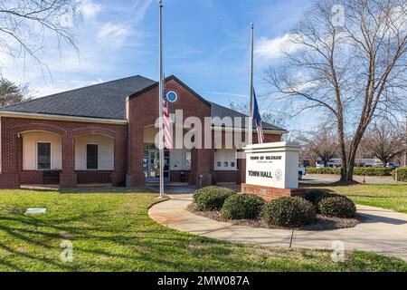 WAXHAW, NC, USA-28 GEN 2023: Municipio, edificio, cartello monumento, pali della bandiera Foto Stock