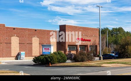 WAXHAW, NC, USA-28 GEN 2023: Farmacia CVS, edificio e cartello, cartello monumento, sole, cielo blu giorno. Foto Stock