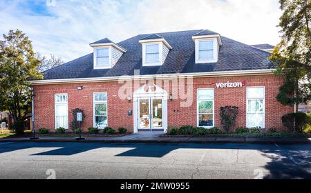 WAXHAW, NC, USA-28 GENNAIO 2023: Edificio e cartello del negozio Verizon. Foto Stock