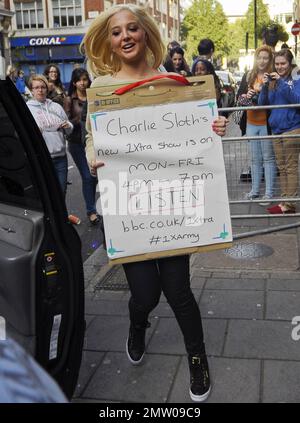 Il giudice britannico "X Factor" Tulisa Contostavlos è stato visto arrivare agli studi della BBC radio One mentre trasportava una pubblicità che promuoveva la nuova fascia oraria di Charlie Sloth su radio One. Londra, Regno Unito. 13th settembre 2012. Foto Stock