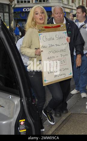 Il giudice britannico "X Factor" Tulisa Contostavlos è stato visto arrivare agli studi della BBC radio One mentre trasportava una pubblicità che promuoveva la nuova fascia oraria di Charlie Sloth su radio One. Londra, Regno Unito. 13th settembre 2012. Foto Stock