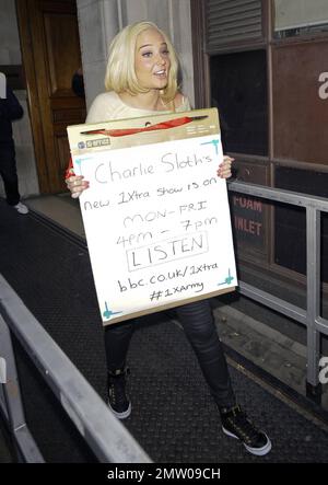 Il giudice britannico "X Factor" Tulisa Contostavlos è stato visto arrivare agli studi della BBC radio One mentre trasportava una pubblicità che promuoveva la nuova fascia oraria di Charlie Sloth su radio One. Londra, Regno Unito. 13th settembre 2012. Foto Stock
