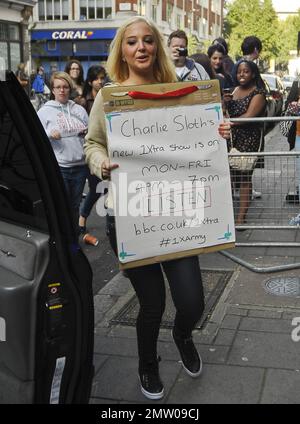 Il giudice britannico "X Factor" Tulisa Contostavlos è stato visto arrivare agli studi della BBC radio One mentre trasportava una pubblicità che promuoveva la nuova fascia oraria di Charlie Sloth su radio One. Londra, Regno Unito. 13th settembre 2012. Foto Stock