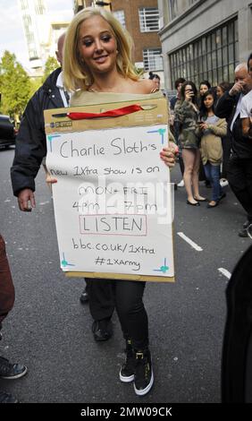 Il giudice britannico "X Factor" Tulisa Contostavlos è stato visto arrivare agli studi della BBC radio One mentre trasportava una pubblicità che promuoveva la nuova fascia oraria di Charlie Sloth su radio One. Londra, Regno Unito. 13th settembre 2012. Foto Stock