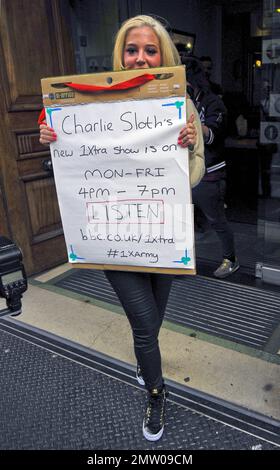Il giudice britannico "X Factor" Tulisa Contostavlos è stato visto arrivare agli studi della BBC radio One mentre trasportava una pubblicità che promuoveva la nuova fascia oraria di Charlie Sloth su radio One. Londra, Regno Unito. 13th settembre 2012. Foto Stock