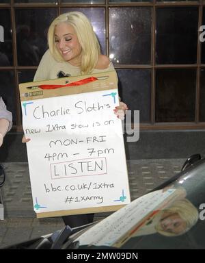 Il giudice britannico "X Factor" Tulisa Contostavlos è stato visto arrivare agli studi della BBC radio One mentre trasportava una pubblicità che promuoveva la nuova fascia oraria di Charlie Sloth su radio One. Londra, Regno Unito. 13th settembre 2012. Foto Stock