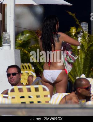 Tulisa Contostavlos, giudice di X Factor, è stato visto allontanarsi dallo studio di registrazione per rilassarsi e prendere il sole di Miami. Tulisa ha mostrato la sua figura in un bikini bianco con motivo floreale e un motivo floreale coordinato coprono. Tulisa è in città per registrare il suo album solista e il suo primo video musicale da solista. Miami Beach, Florida. 23 febbraio 2012. Foto Stock