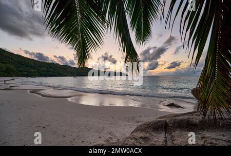Tramonto ad Anse Lazio, Isola di Praslin, Seychelles Foto Stock