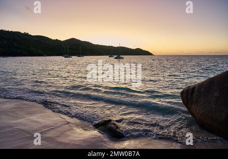 Tramonto ad Anse Lazio, Isola di Praslin, Seychelles Foto Stock