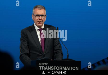 Ensdorf, Germania. 01st Feb, 2023. Holger Klein (CEO del Gruppo ZF), intervenendo a un evento del Gruppo ZF. Secondo i rapporti dei media, il produttore di chip statunitense Wolfspeed vuole costruire un grande impianto per semiconduttori al carburo di silicio in Saarland. Credit: Harald Tittel/dpa/Alamy Live News Foto Stock