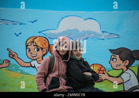 Vita quotidiana a Gaza in condizioni climatiche avverse, gli studenti palestinesi fuori dalla scuola tornano a casa durante il clima incite a Gaza City, il 1 febbraio 2023. Foto di Ramez Habboub/ABACAPRESS.COM Foto Stock