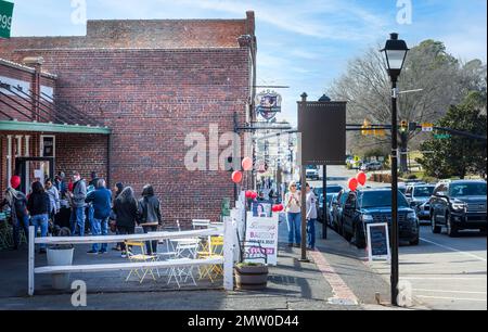 WAXHAW, NC, USA-28 GEN 2023: Vista dalla Burney's Bakery lungo la trafficata South Main Street in un giorno invernale soleggiato e con cielo blu. Foto Stock