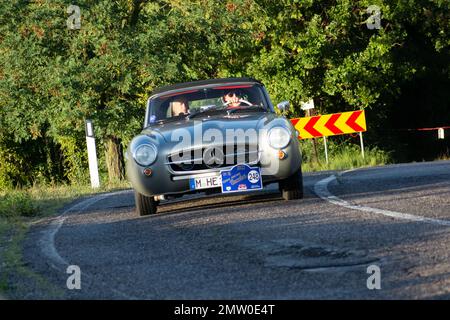 san marino , san marino - sett. 16 : mercedes benz sl190 1960 in coppa nuvolari vecchia auto da corsa Foto Stock