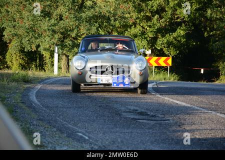 san marino , san marino - sett. 16 : mercedes benz sl190 1960 in coppa nuvolari vecchia auto da corsa Foto Stock