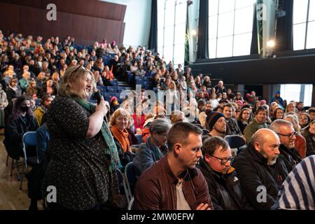 Exeter, Regno Unito. 01st Feb, 2023. Un insegnante di sostegno chiede la guida dai presidenti sindacali del pubblico ai discorsi congiunti di rally tenuti nel Corn Exchange. Diverse centinaia di migliaia di persone sono state scioperate per protestare contro la retribuzione e altri diritti occupazionali. L'Unione dei servizi pubblici e commerciali ha avuto il secondo numero di persone che hanno partecipato all'azione industriale, con circa 100.000 partecipanti. Alcuni dei loro membri non sono stati in grado di sciopero pubblicamente, in quanto anche le scuole sono state chiuse a causa di scioperi teachersÕ. Credit: Lexie Harrison-Cripps/Alamy Live News Foto Stock