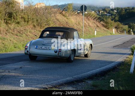san marino , san marino - sett. 16 : mercedes benz sl190 1960 in coppa nuvolari vecchia auto da corsa Foto Stock